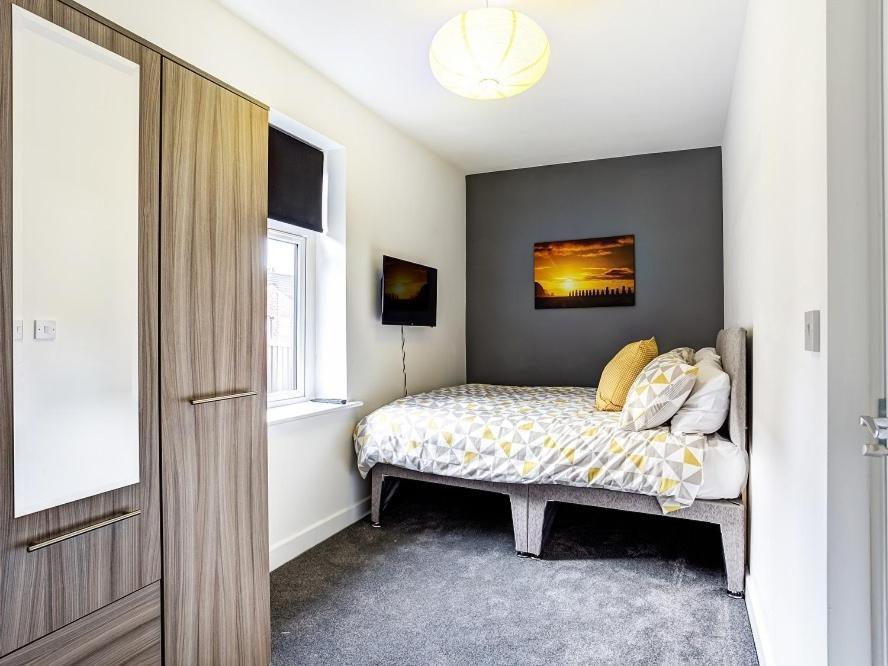 Townhouse Plus @ 166 Edleston Road Крю Екстериор снимка